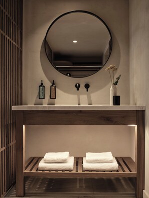 Comfort triple with Jacuzzi | Bathroom | Shower, hair dryer, towels, soap