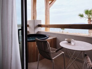 Escritorio, sistema de insonorización y tabla de planchar con plancha