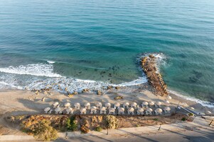 Una spiaggia nelle vicinanze, lettini da mare, ombrelloni