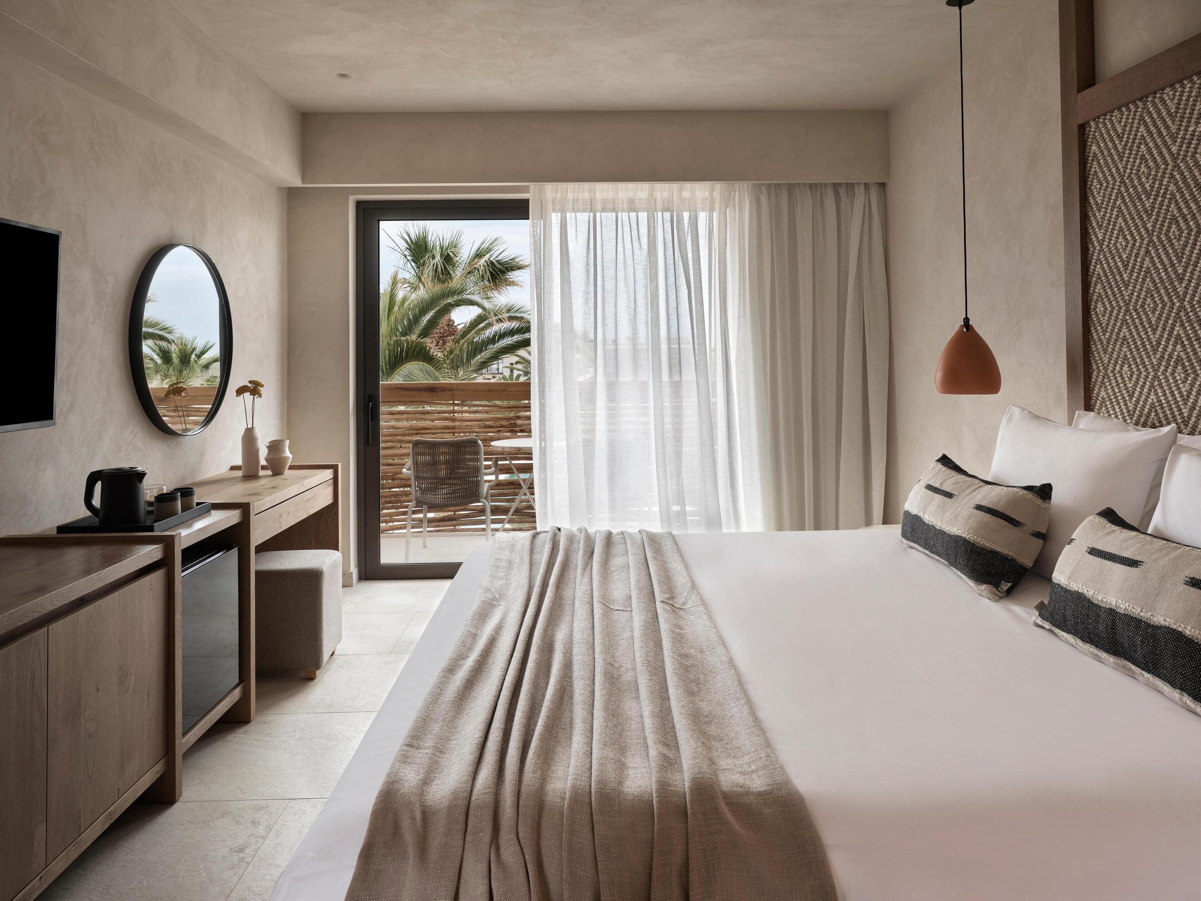 Skrivebord, lydisolert, strykejern/-brett og wi-fi (inkludert)