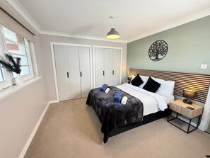 2 bedrooms, iron/ironing board, internet, bed sheets