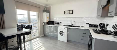 Réfrigérateur, micro-ondes, four, plaque de cuisson