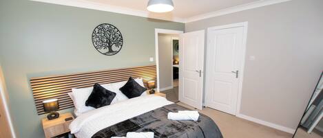 2 bedrooms, iron/ironing board, internet, bed sheets