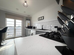 Kjøleskap, mikrobølgeovn, ovn og kokeplater