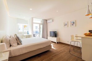 Minibar, in-room safe, desk, laptop workspace - The Navigator - Ocean Heights (Albufeira)