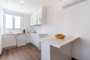 Frigobar, microondas, placa de cocina, cafetera expreso