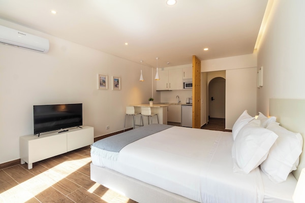 1 quarto, frigobar, cofres nos quartos, escrivaninha