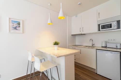 Frigorífico pequeño, microondas y placa de cocina