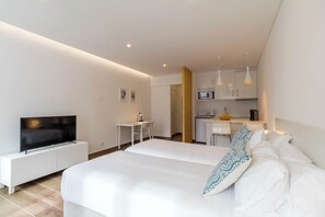 Minibar, in-room safe, desk, laptop workspace - The Navigator - Ocean Heights (Albufeira)