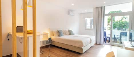 Minibar, coffres-forts dans les chambres, bureau