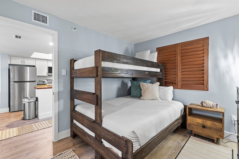 Oceanfront Condo at Oceania Beach Club Pool, Balcony, Sleeps 6, Walk