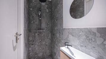 Asciugacapelli, asciugamani, sapone, carta igienica
