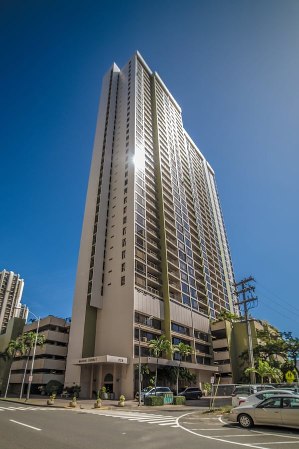 Waikiki Sunset Close To Beach With Parking - Queens Beach, HI
