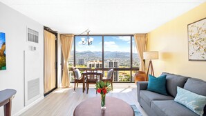 아파트, 킹사이즈침대 1개 및 소파베드, 발코니, 산 전망 (1 Bedroom) | 거실 공간