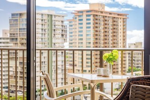 Terrace/patio - Waikiki Sunset Close to Beach with Parking (Honolulu)