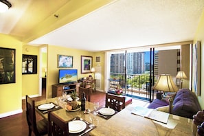 Apartment, City View (1 Bedroom) | In-room dining