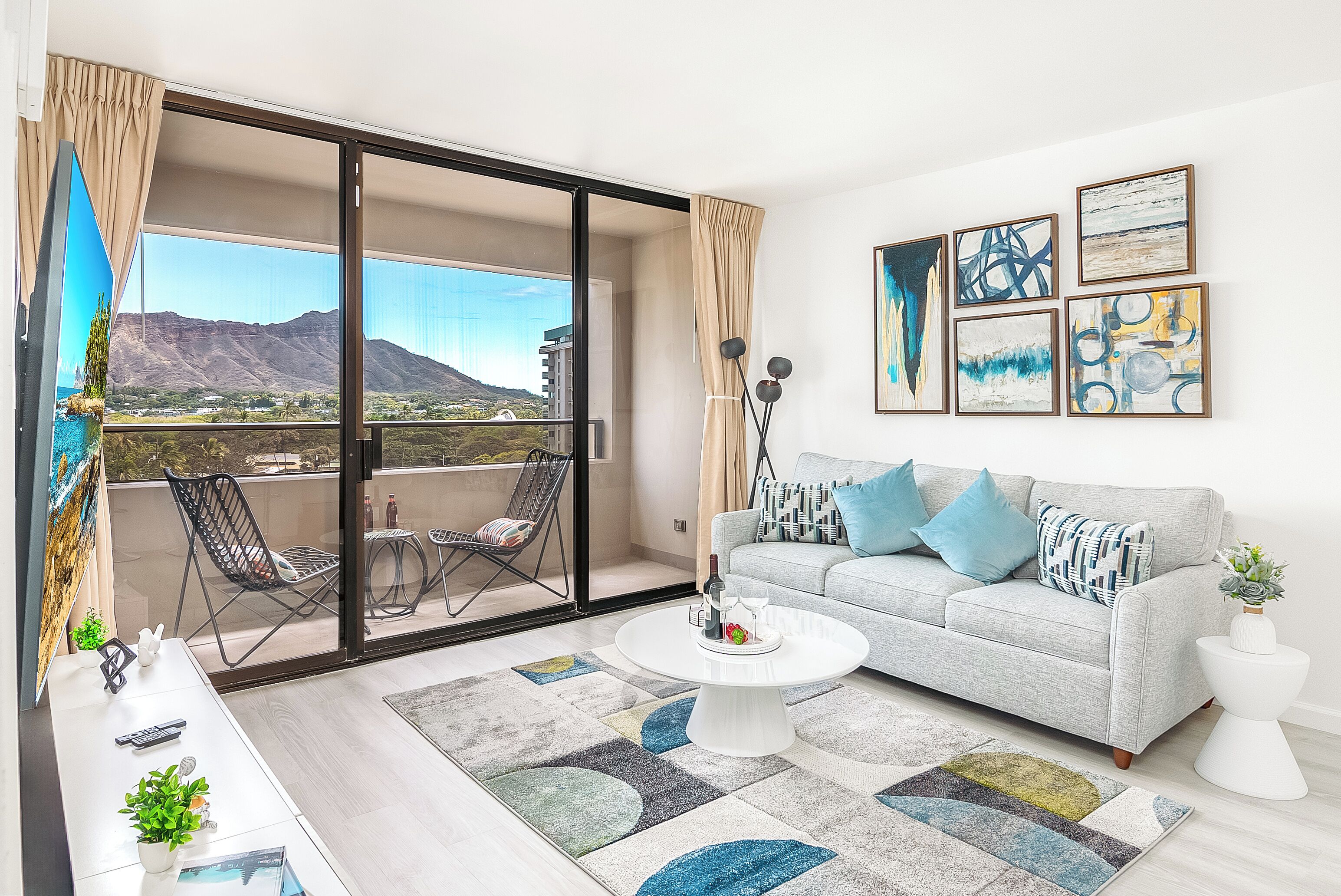 Condo de diseñador, 2 habitaciones, balcón, vista a la montaña ( 0029) | Área de sala de estar