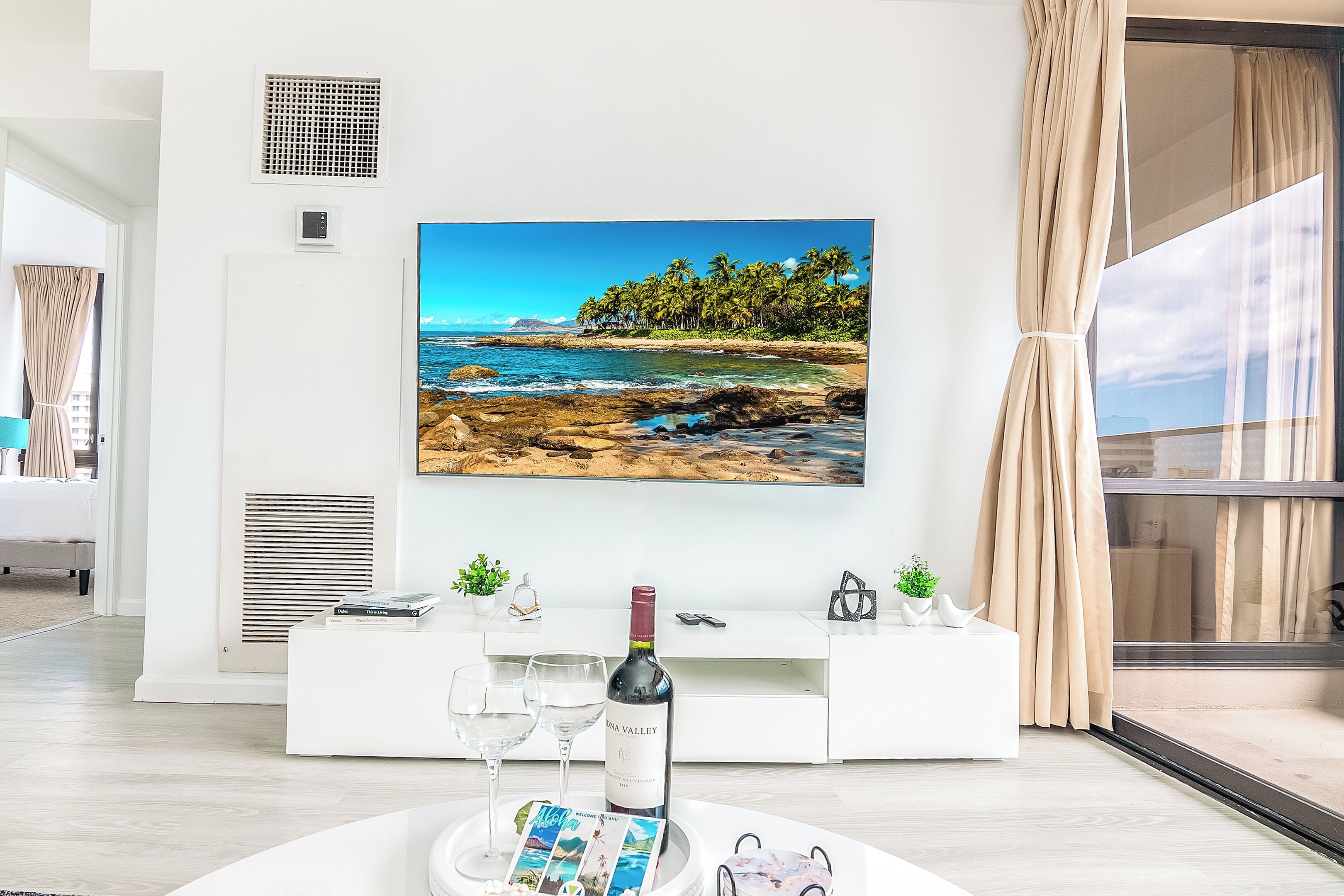 Condo có thiết kế đặc sắc, 2 phòng ngủ, ban công, quang cảnh núi ( 0029) | Khu phòng khách