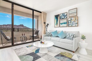Design Condo, 2 Bedrooms, Balcony, Mountain View ( 0029) | Living area