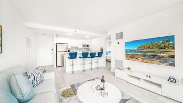 Condo có thiết kế đặc sắc, 2 phòng ngủ, ban công, quang cảnh núi ( 0029) | Khu phòng khách