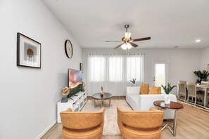 Smart TV - Exquisite Relocation & Workers Dream Place (Katy)