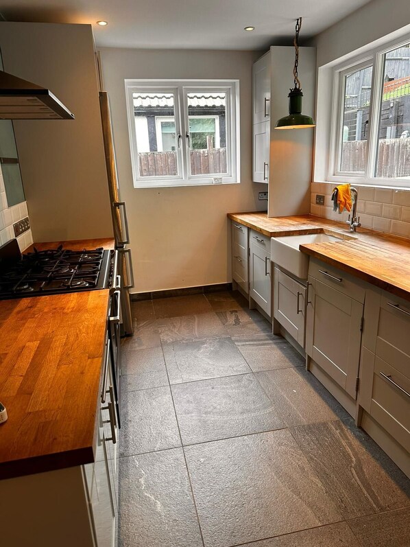 Een koelkast, een microgolfoven, een oven, een kookplaat