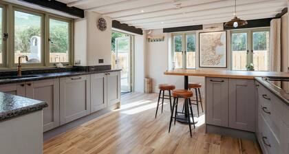 Woodpeckers - Stylish luxury property with hot tub