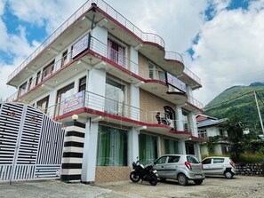 Front of property - Prafull Hotel (Baijnath)