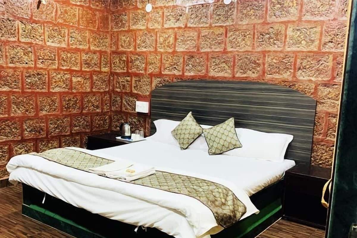 Familien-Dreibettzimmer, Balkon, Strandblick | Wohnbereich | Fernseher