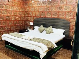 Quarto triplo família, sacada, vista para a praia | Área de estar | TV