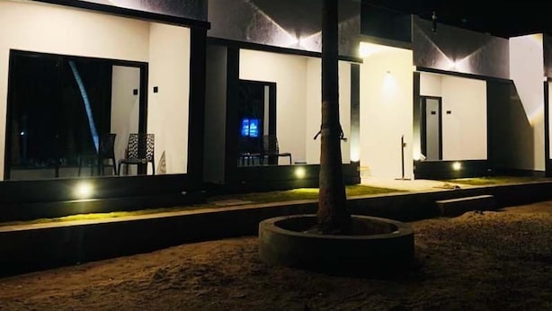 Un edificio moderno con grandes ventanales y fachada luminosa.