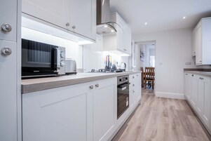 ตู้เย็น, ไมโครเวฟ, เตาอบ, เตาประกอบอาหาร