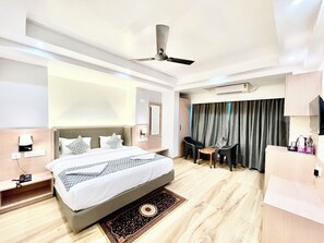 Family Room | Meja, ruang kerja komputer riba, kalis bunyi, Wi-fi percuma 