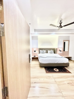 Habitación Deluxe doble | Escritorio y espacio para trabajar con un portátil