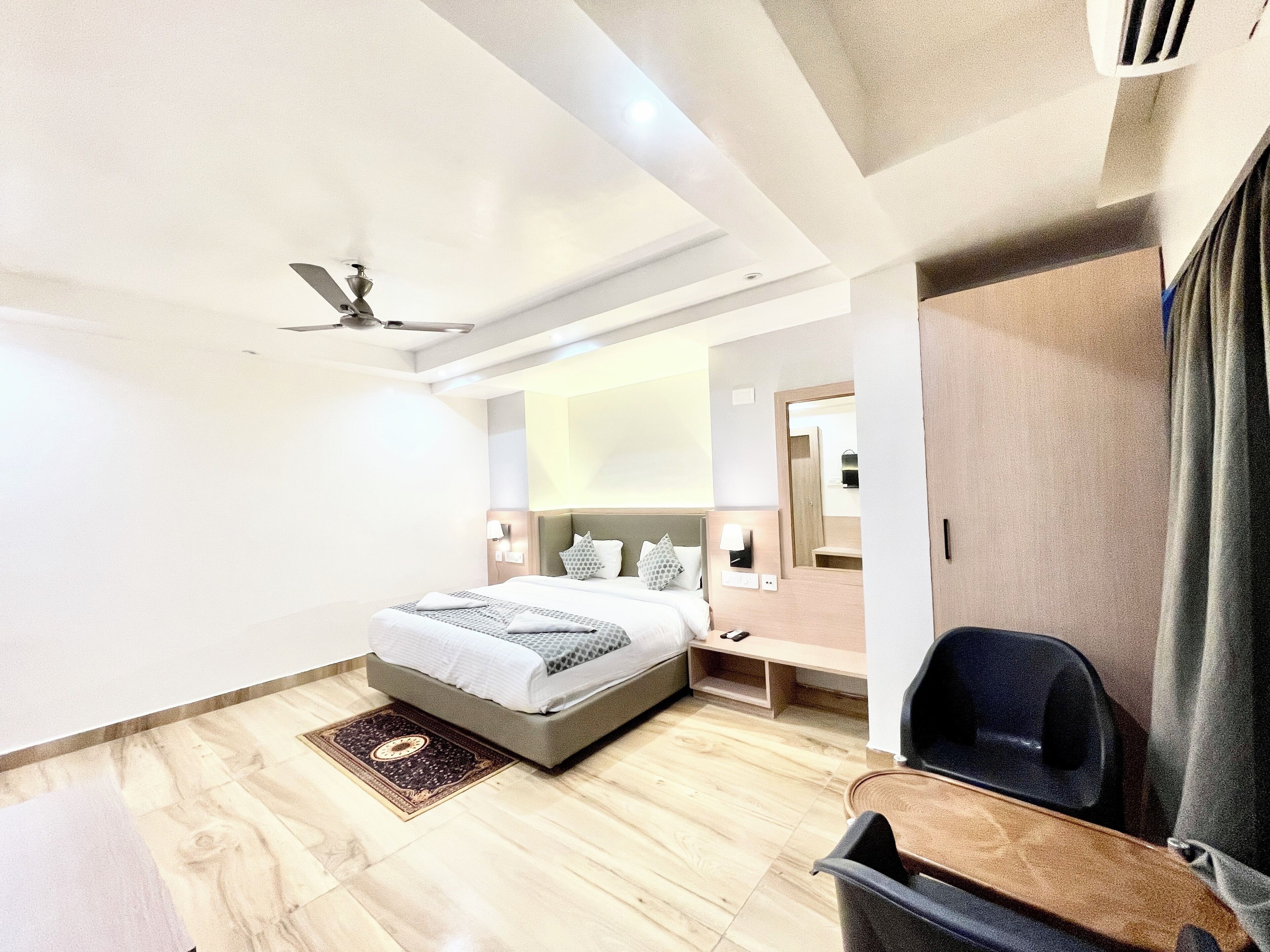 Desk, laptop workspace, soundproofing, free WiFi