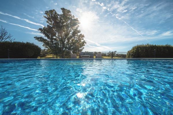 Piscina externa, funciona das 9h às 21h, guarda-sóis, espreguiçadeiras