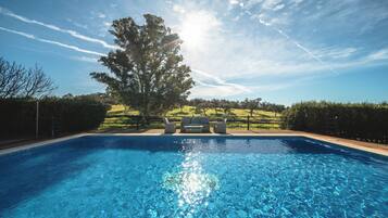 Piscine extérieure, parasols de plage, chaises longues