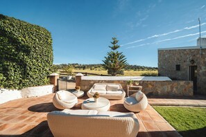 50-tums platt-tv med kabelkanaler