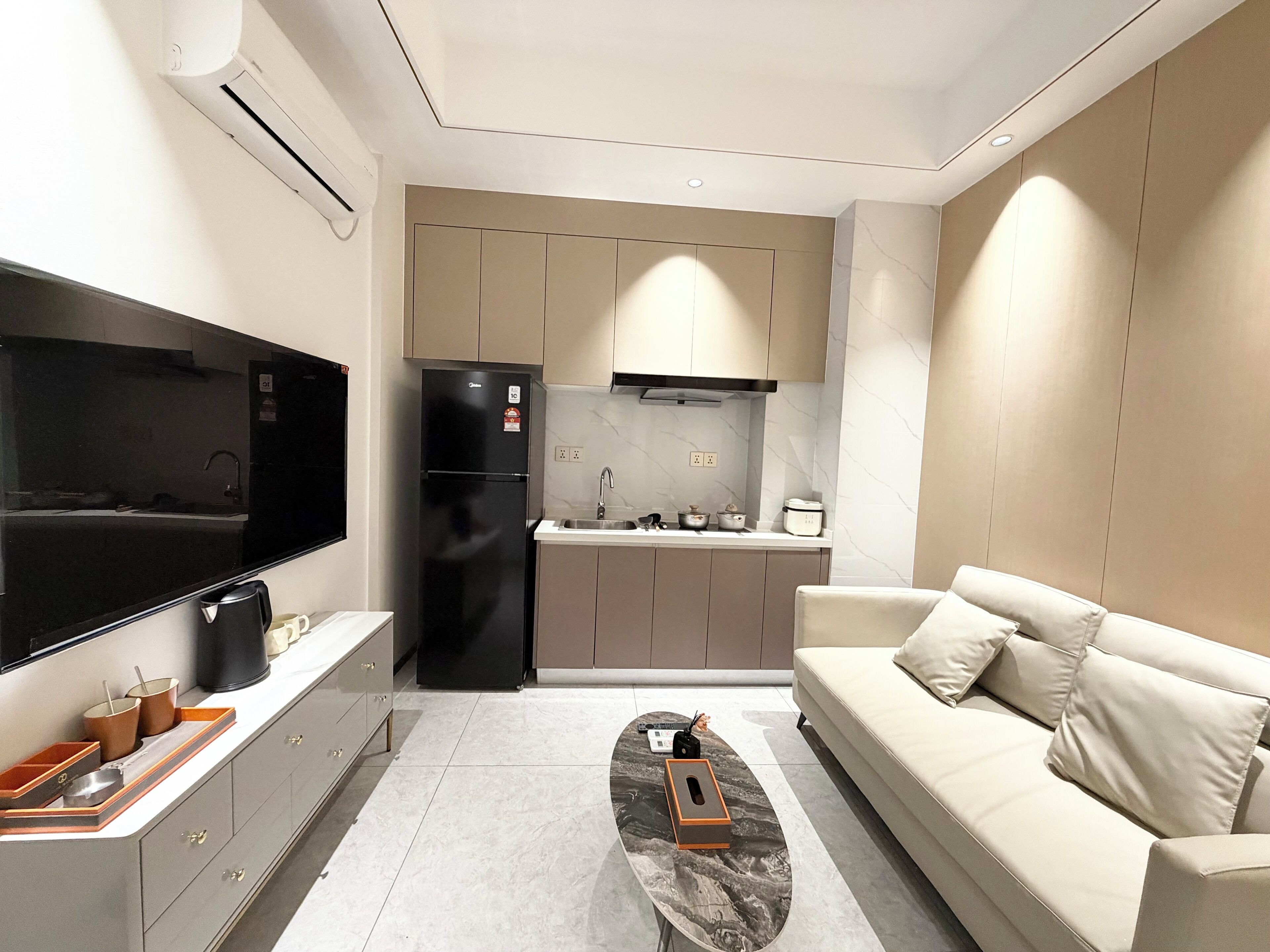 Basic-íbúð | Stofa | 52-tommu snjallsjónvarp með stafrænum rásum