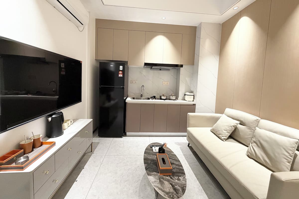 Basic-íbúð | Stofa | 52-tommu snjallsjónvarp með stafrænum rásum