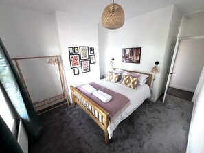 2 chambres, fer et planche à repasser, Wi-Fi, draps fournis