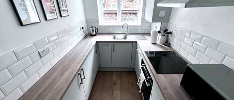 Kylskåp, mikrovågsugn, ugn och spishäll