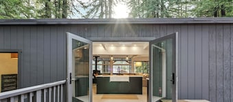 Relaxing Home Among The Redwoods - Dog-Friendly