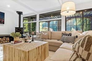 تلفزيون، مدفأة، مكتب