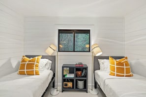 4 عدّة غرف نوم ومكتب ومكواة/لوح كي وسرير سفر