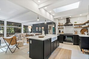 ثلاجة، ميكروويف، فرن، موقد طهي مسطح