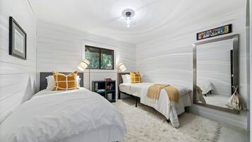 4 bedrooms, desk, iron/ironing board, travel crib