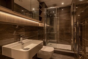 Asciugamani, shampoo, carta igienica