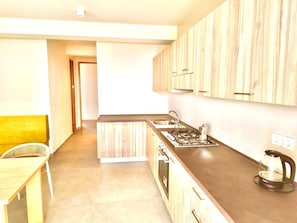 Fridge, oven, stovetop, dishwasher