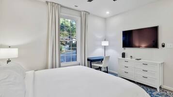 3 habitaciones, escritorio y tabla de planchar con plancha